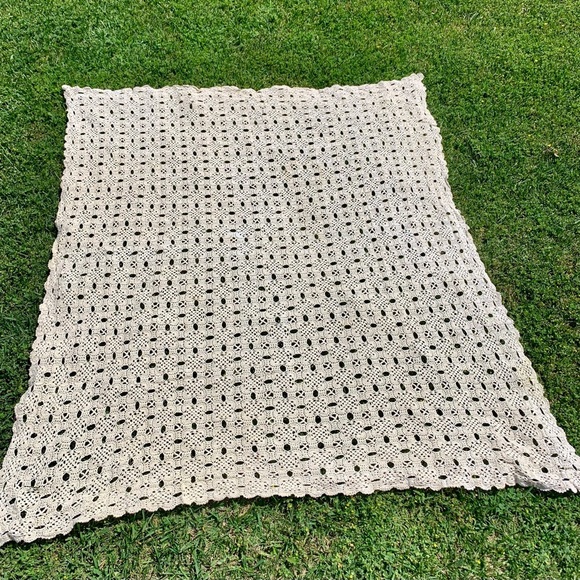 Crochet table cloth - Picture 4 of 5